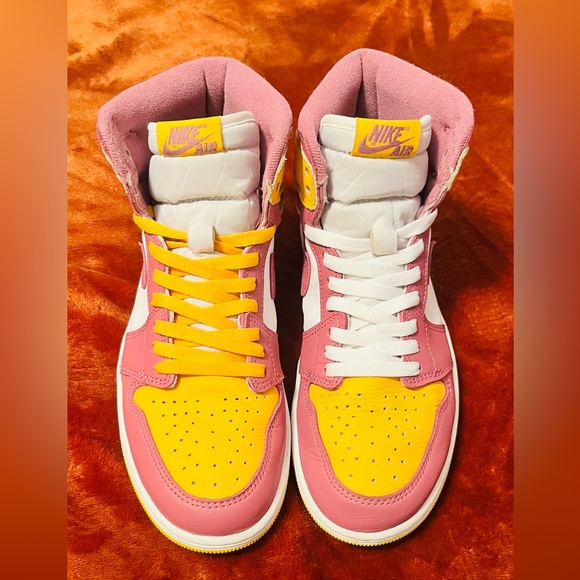 Air Jordan 1 Retro High OG Men's
Color: University Gold/Light Bordeaux/White - Picture 5 of 9